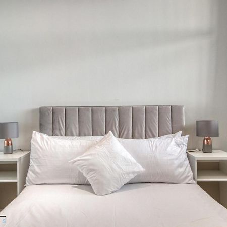 Cosy 1-Bed By Heathrow Airport Apartment Londra Exterior foto
